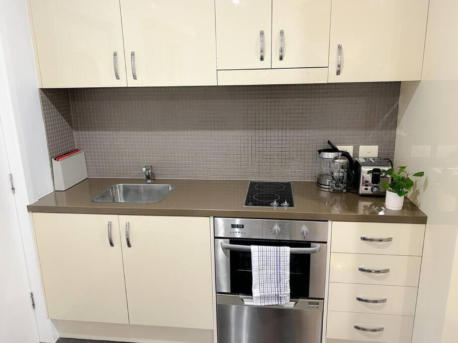 East Melbourne Unit With Courtyard Apartment Екстериор снимка
