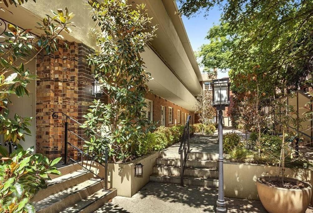East Melbourne Unit With Courtyard Apartment Екстериор снимка