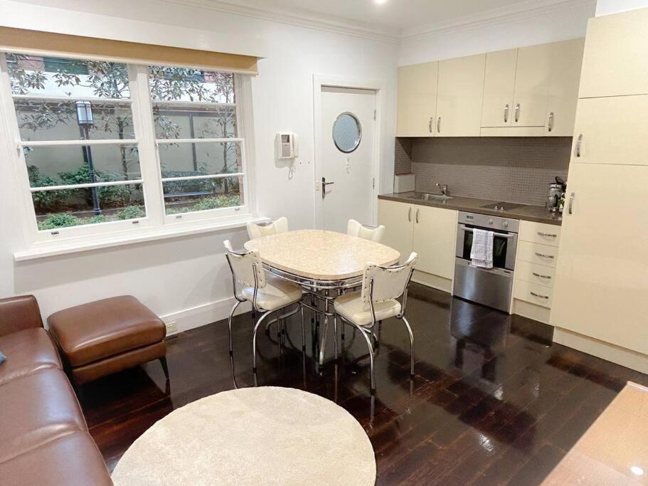 East Melbourne Unit With Courtyard Apartment Екстериор снимка